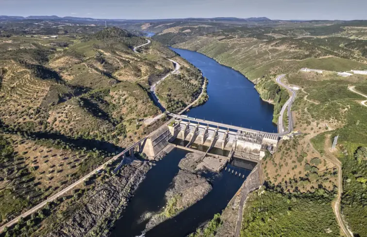Imagem aérea da Barragem do Fratel, onde se vê o caudal cheio de um lado e praticamente vazio do outro.